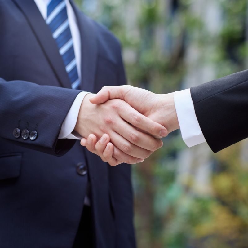 Dos personas estrechándose la mano en un acuerdo.