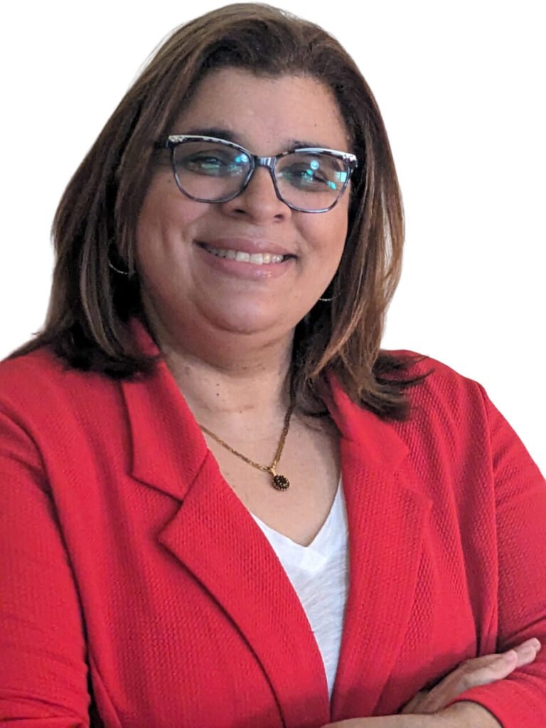 Mujer sonriente con chaqueta roja y gafas.