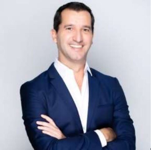 Hombre sonriente con traje azul de pie