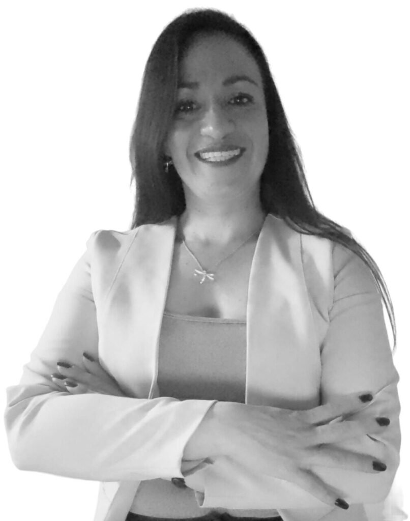 Mujer sonriente con brazos cruzados en chaqueta.