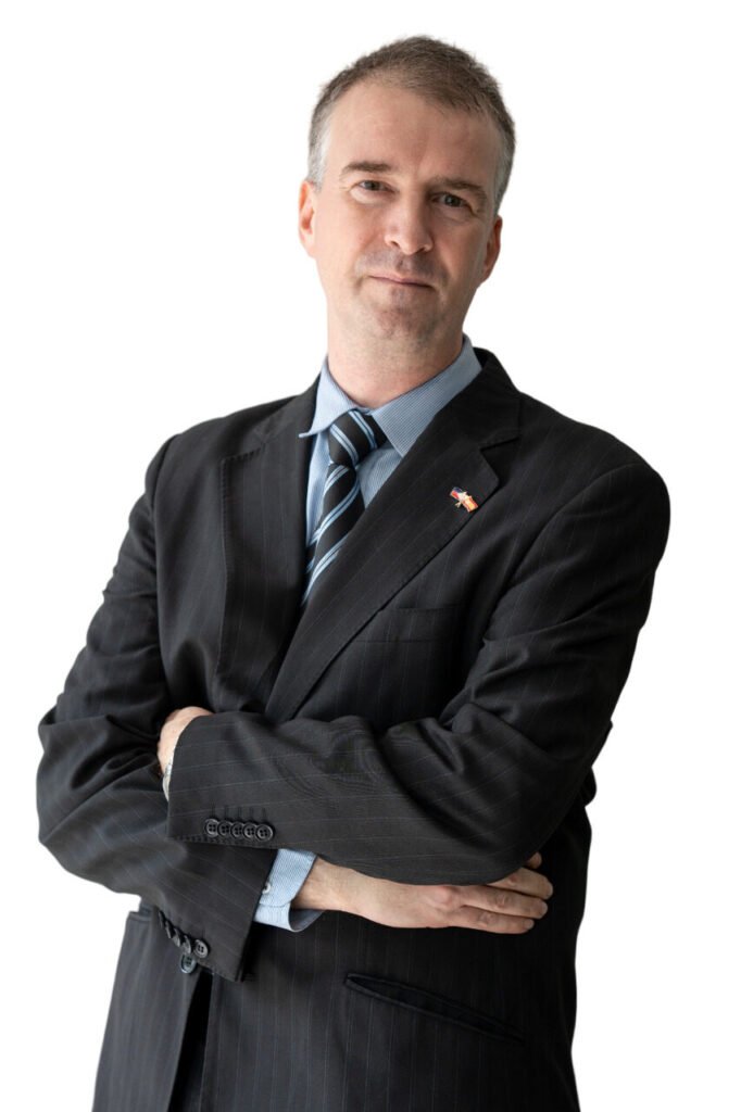 Hombre de negocios con traje formal y corbata.