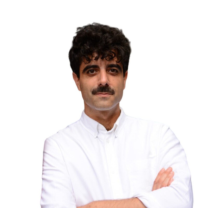 Hombre con camisa blanca y cabello rizado