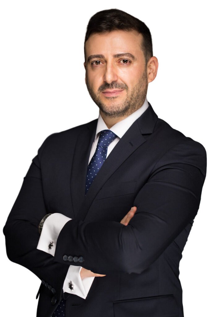 Hombre con traje oscuro y corbata de lunares