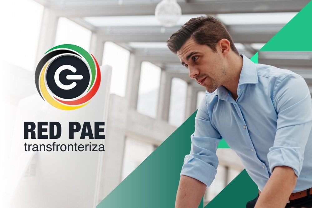 Hombre trabajando con el logo de RED PAE.