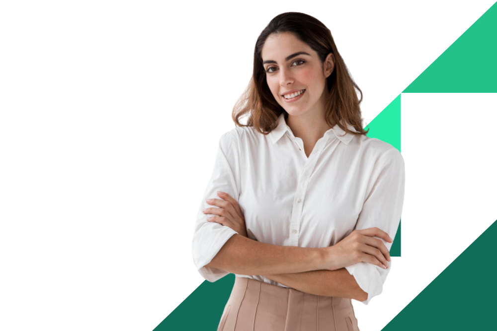 Mujer sonriente con brazos cruzados, fondo verde.