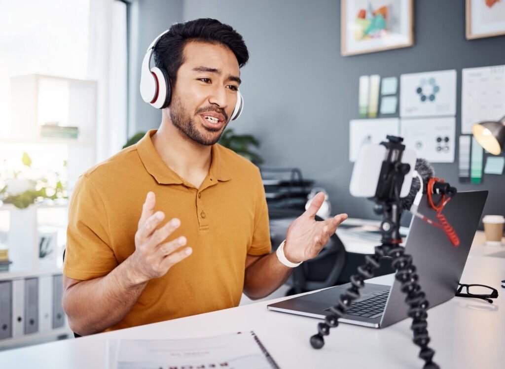 Hombre hablando en video llamada con auriculares