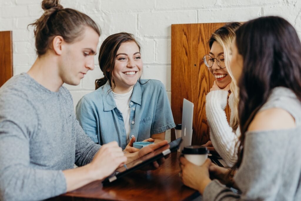 Grupo de amigos charlando en una cafetería.