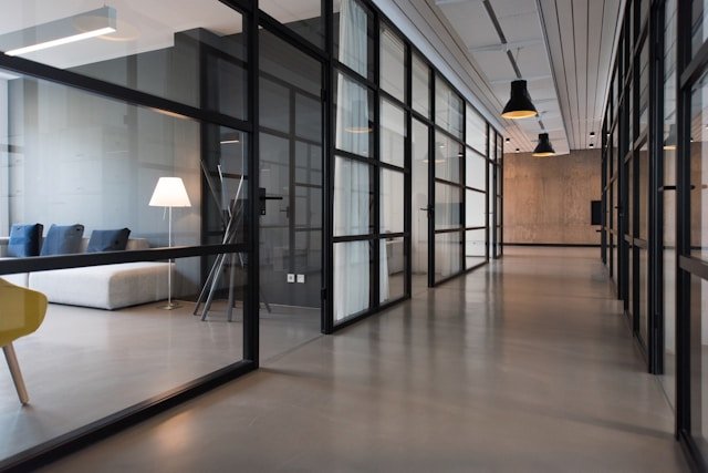 Pasillo moderno con oficinas y decoración minimalista