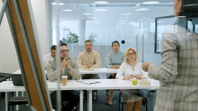 Grupo de personas en una presentación empresarial.