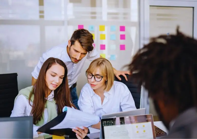 Grupo de personas colaborando en una oficina