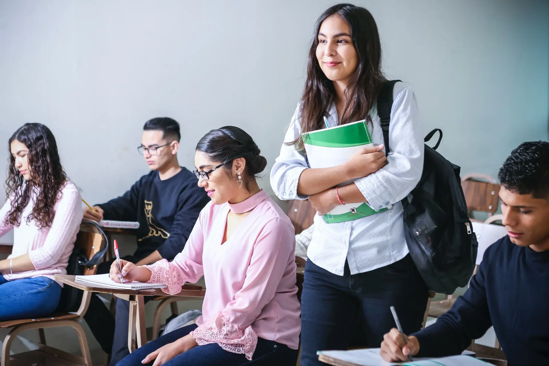 Estudiantes en un aula durante una clase