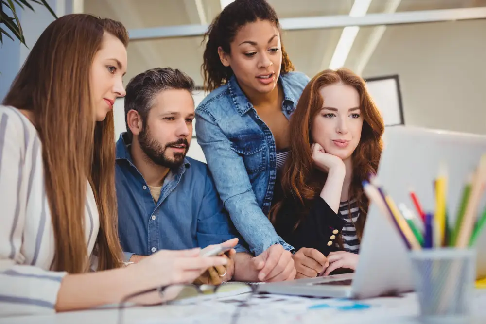 Grupo de personas trabajando en un ordenador