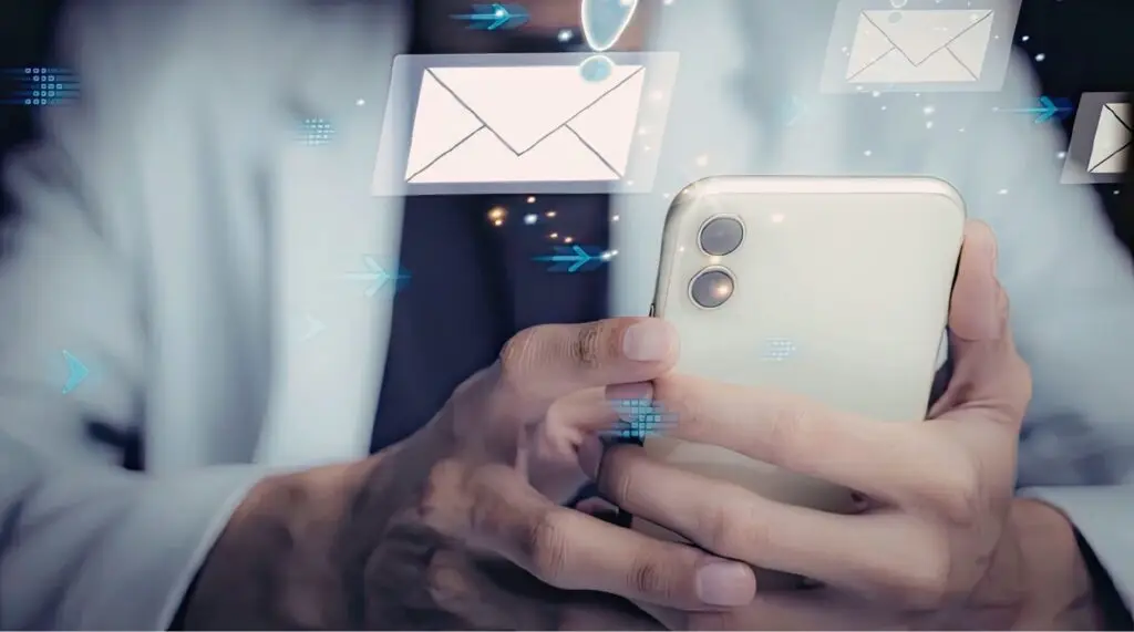 Persona usando un teléfono móvil con correos
